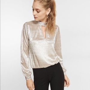 EXPRESS CRINKLE FOIL BANDED BOTTOM MOCK NECK TOP